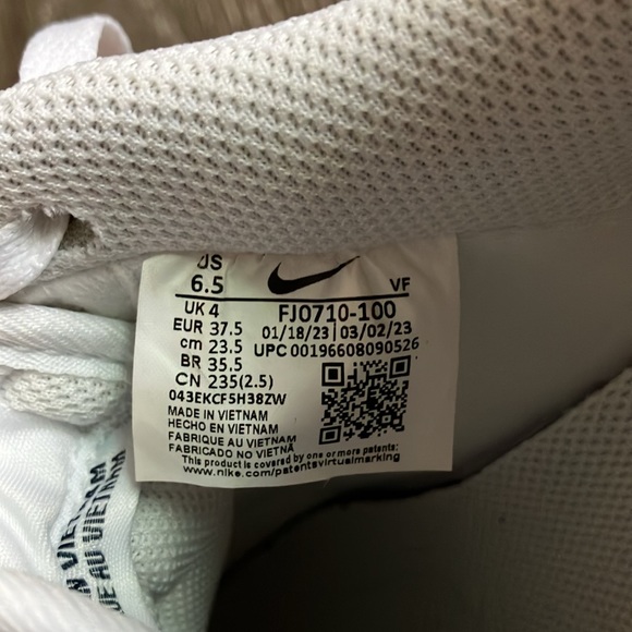 Nike - Picture 10 of 17